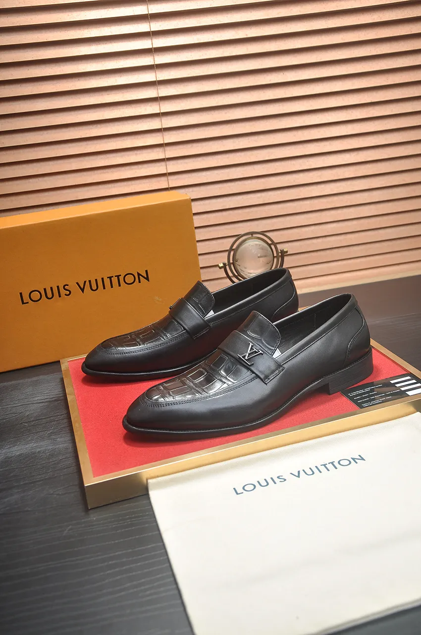 Men's men's shoes 💰540💶 [LV] (original single cowhide lining) 🍀LV's latest genuine leather business suit shoes are launched simultaneously on the official website. The first-layer cowhide imported from Italy is made of heavy gold, 💥official website 1:1 rubber outsole. Versatile to wear, high-end without losing class, and the color combination is extraordinary. This four-season style is alluring when worn on your feet, showing off your big-name flair. Standard code 38-45 (45 customized)